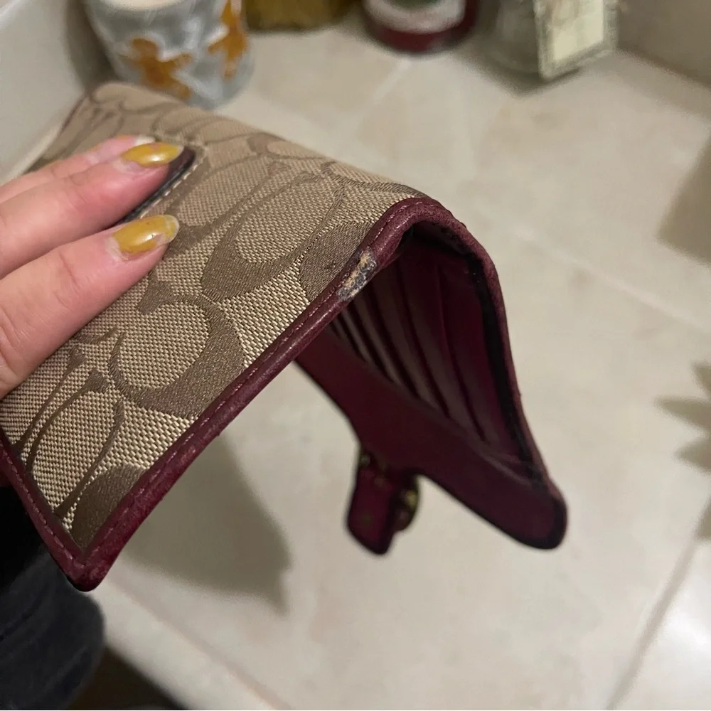 COACH - 40893 - Bleeker dark wine and brown signatures c envelope wallet - EUC - Picture 7 of 9